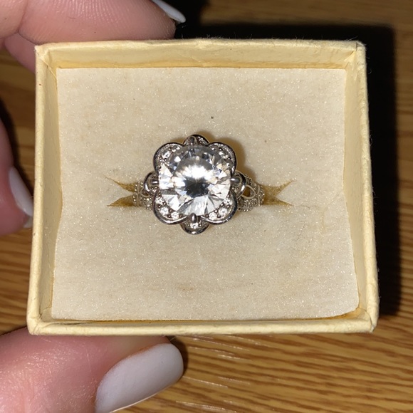 ***DIAMOND CZ FLOWER RING*** 💍 🌸 - Picture 3 of 7
